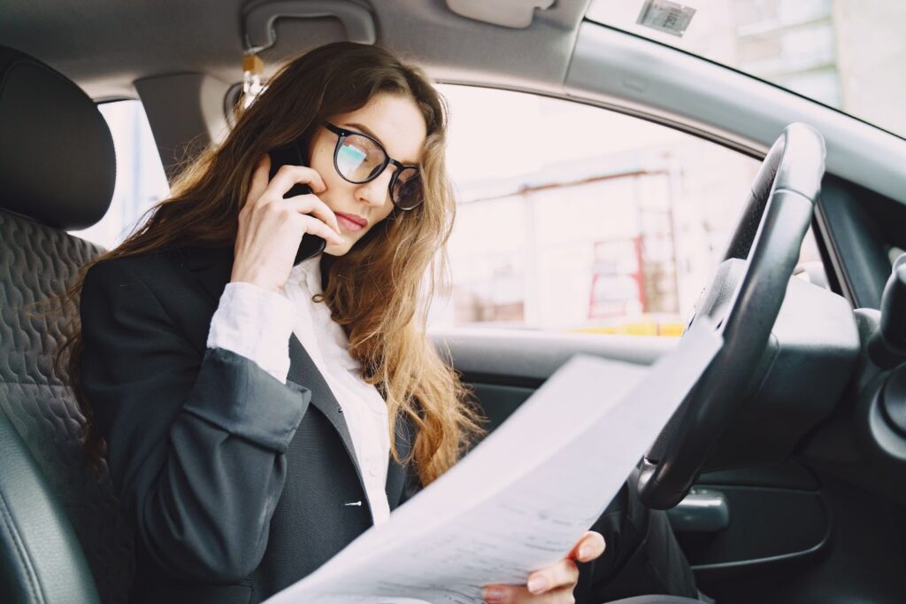 Donna d'affari seduta all'interno di un'auto